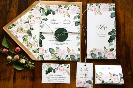 Botanische Hochzeitseinladungen mit Pastellmotiv, rosa Dahlien und Rosen mit Accessoires