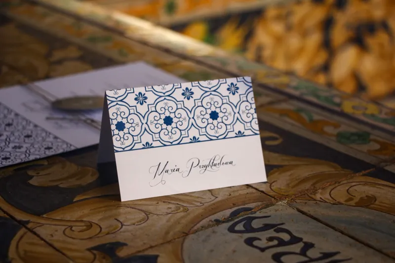 Winietki ślubne, wizytówki z personalizacją na stół weselny z motywem hiszpańskiej grafiki w kolorze niebieskim