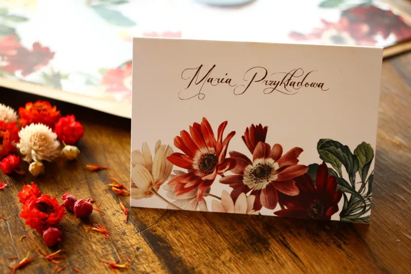 Winietki ślubne, wizytówki z personalizacją na stół weselny z motywem bordowych i burgundowych stokrotek afrykańskich Winietki ślubne, wizytówki z personalizacją na stół weselny z motywem bordowych i burgundowych stokrotek afrykańskich