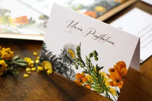 Winietki ślubne, wizytówki z personalizacją na stół weselny z motywem żółtych kwiatów, przełamanych szarością