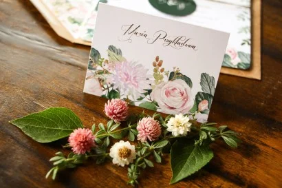 Winietki na stół weselny z daliami i różami | Indygo nr 5 – Amelia Wedding