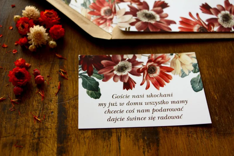 Bilecik do zaproszeń ślubnych z motywem bordowych i burgundowych stokrotek afrykańskich z elementami zielonych gałązek Bilecik do zaproszeń ślubnych z motywem bordowych i burgundowych stokrotek afrykańskich z elementami zielonych gałązek