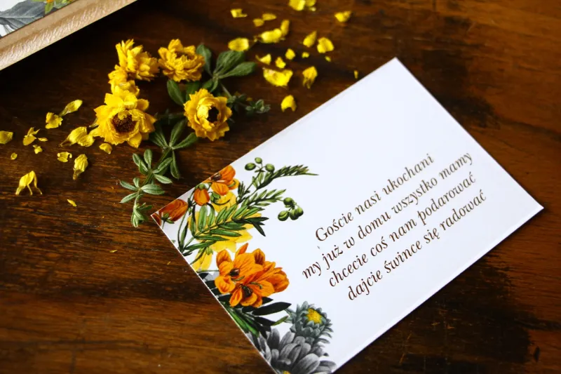 Bilecik do zaproszeń ślubnych z motywem żółtych kwiatów, przełamanych szarością