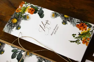 Hochzeitsmenü für den Hochzeitstisch mit einem Motiv aus gelben Blumen, gebrochen mit grau
