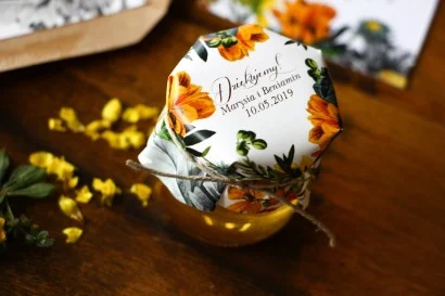 Miody weselne z grafiką żółtych kwiatów: doskonałe podziękowania na komunię | Prezenty dla gości wesele