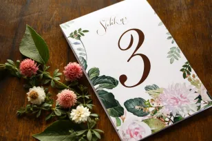Rustikale Hochzeitstischnummern mit pastellrosa Dahlien und Rosenmotiv