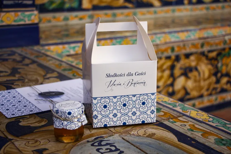 Podziękowania dla gości ślubnych - Pudełko na Ciasto weselne z motywem hiszpańskiej grafiki w kolorze niebieskim