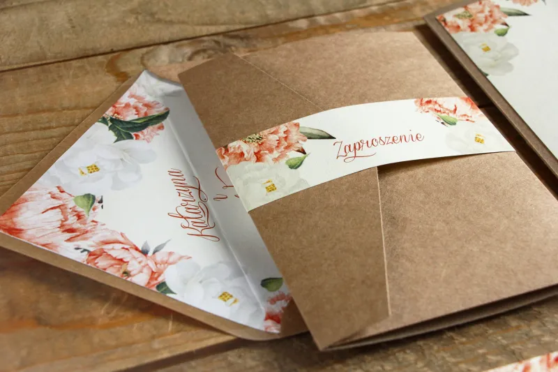 Brzoskwiniowe zaproszenia ślubne z różą i piwonią, etui z ekologicznego papieru z kieszonką na bilecik - Kraft nr 1