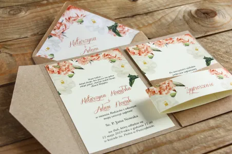 Brzoskwiniowe zaproszenia ślubne z różą i piwonią, etui z ekologicznego papieru z kieszonką na bilecik