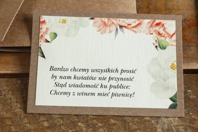 Bilecik dwuwarstwowy do zaproszeń ślubnych. Brzoskwiniowa grafika z różą i piwonią