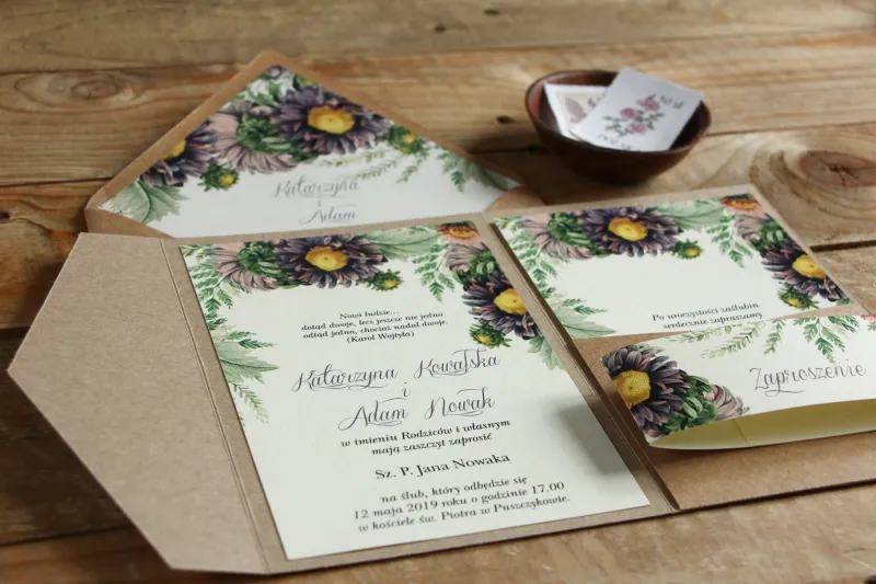 Ekologiczne zaproszenia ślubne z astrami w odcieniach fioletu oraz gałązkami paproci