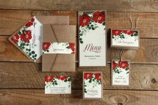 Ökologische Hochzeitseinladungen mit roter chinesischer Rose und grünen Zweigen mit Accessoires