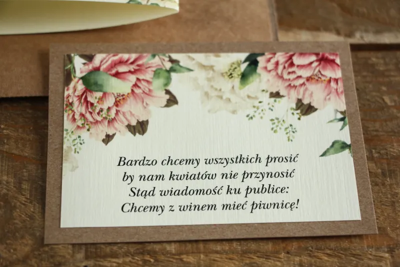 Bilecik dwuwarstwowy do zaproszeń ślubnych. Grafika z białymi i różowymi piwoniami oraz gałązkami eukaliptusa