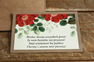Zweilagiges Ticket für Hochzeitseinladungen. Grafik mit roter chinesischer Rose und grünen Zweigen