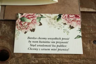 Bilecik do zaproszeń ślubnych. Grafika z białymi i różowymi piwoniami oraz gałązkami eukaliptusa