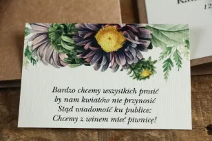 Bilecik do zaproszeń ślubnych. Grafika z astrami w odcieniach fioletu oraz gałązkami paproci