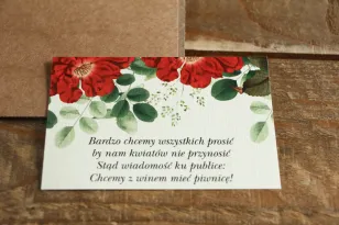 Ticket für Hochzeitseinladungen. Grafik mit roter chinesischer Rose und grünen Zweigen