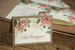 Winietki ślubne, wizytówki z personalizacją na stół weselny - Grafika z białymi i różowymi piwoniami oraz gałązkami eukaliptusa