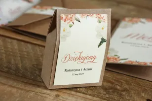 Ekologiczne Pudełeczko na słodkości jako podziękowania dla gości weselnych - Brzoskwiniowa grafika z różą i piwonią