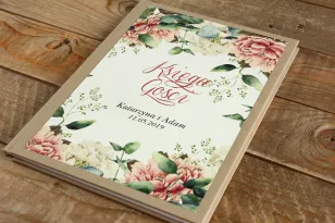 Hochzeitsgästebuch - Komposition mit weißen und rosa Pfingstrosen und Eukalyptuszweigen