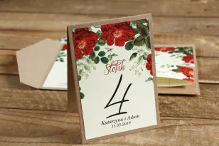 Numery stolików weselnych - Grafika z czerwoną chińską różą oraz zielonymi gałązkami