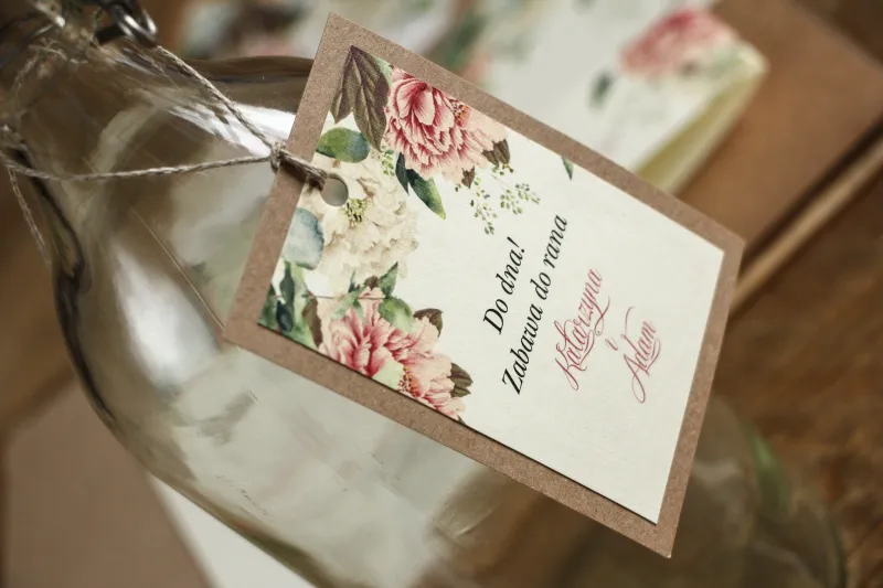 Zawieszki na butelki weselne - Grafika z białymi i różowymi piwoniami oraz gałązkami eukaliptusa Zawieszki na butelki weselne - Grafika z białymi i różowymi piwoniami oraz gałązkami eukaliptusa