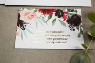 Ticket für Hochzeitseinladungen mit Vergoldung im Stil von Glamour. Burgunder und Burgunderpfingstrosen und Dahlien, mit rosa