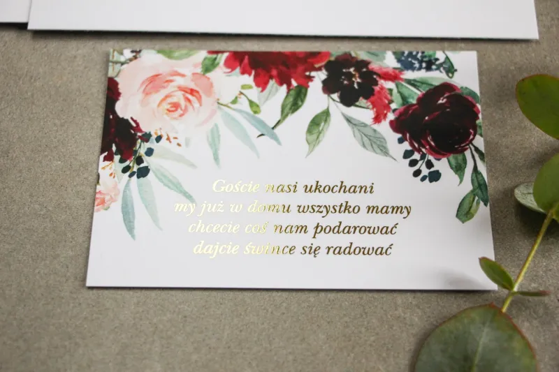 Bilecik do zaproszeń ślubnych ze złoceniem w stylu Glamour. Burgundowe i bordowe piwonie oraz dalie, z dodatkiem różu