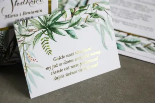 Ticket für Hochzeitseinladungen mit Vergoldung im Stil von Glamour. Das botanische Thema des Grüns