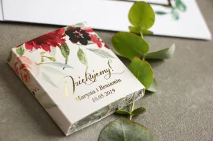 Danke an die Hochzeitsgäste in Form von Milchschokolade. Burgunder und Burgunderpfingstrosen und Dahlien, mit rosa