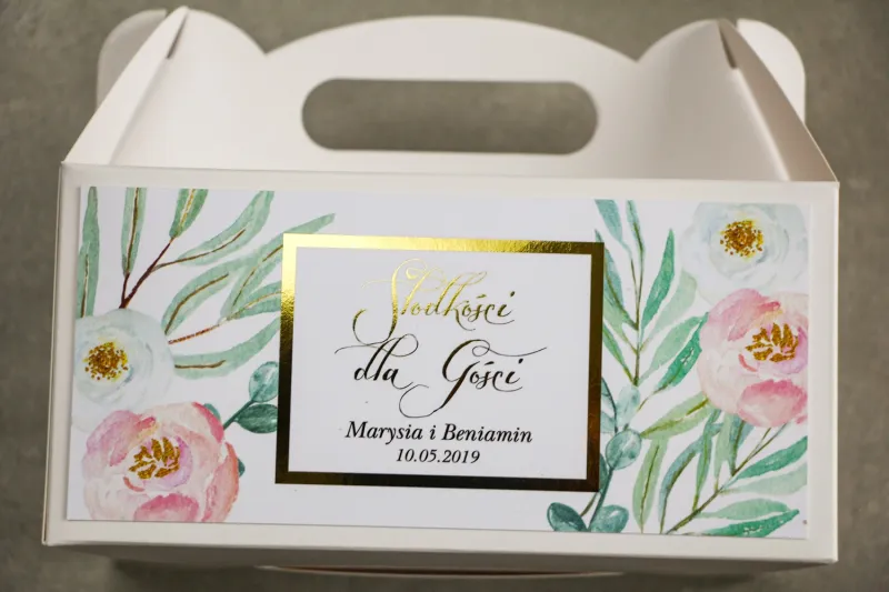 Pudełko na Ciasto weselne ze złoceniem - podziękowania dla gości weselnych. Subtelny wzór z różowymi i białymi piwoniami