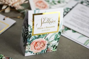 Süße Schachtel mit Vergoldung, dank der Hochzeitsgäste - Zarte Pfirsichpfingstrosen und grüne Zweige