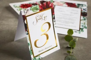 Nummern von Hochzeitstischen mit Vergoldung im Stil von Glamour - Burgunder und burgunderrote Pfingstrosen und Dahlien, mit dem