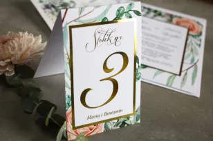 Hochzeitstischnummern mit Vergoldung im Stil von Glamour - Zarte Pfirsichpfingstrosen und grüne Zweige