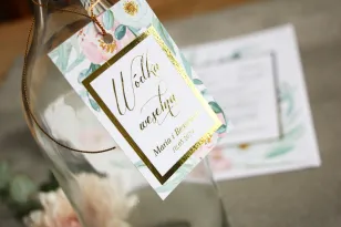 Złocone zawieszki na butelki w stylu Glamour. Subtelny wzór z różowymi i białymi piwoniami