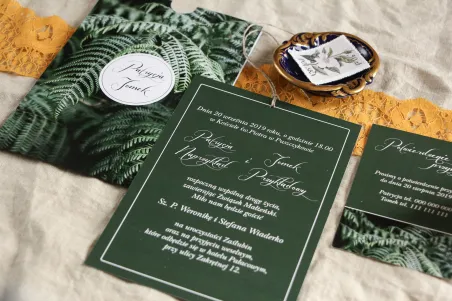 Botaniczne zaproszenia ślubne w etui z liśćmi paproci wraz z bilecikiem