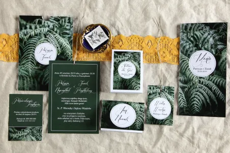 Botaniczne zaproszenia ślubne w etui z liśćmi paproci wraz z dodatkami i podziękowaniami dla gości