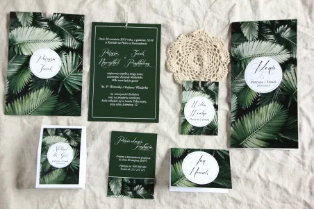 Botaniczne zaproszenia ślubne w etui z liśćmi bananowca wraz z dodatkami i podziękowaniami