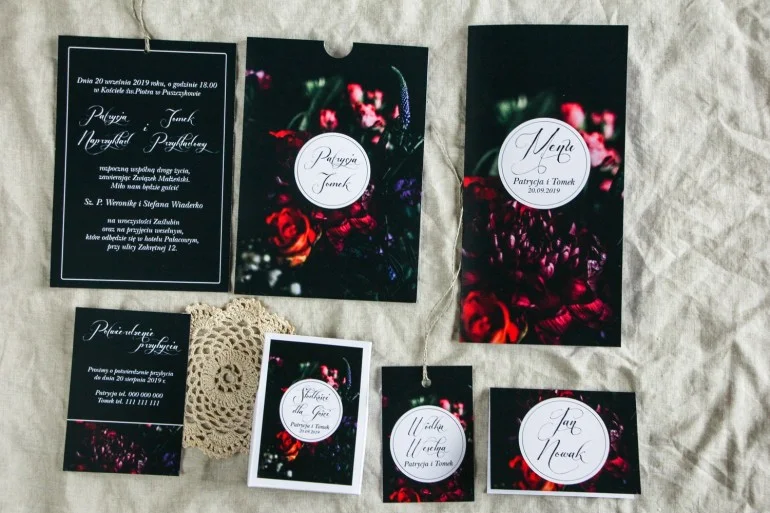 Zaproszenia w Etui z kwiatowym motywem, bordowe piwonie i róże | Eleganckie zaproszenia na wesele