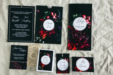Kwiatowe zaproszenia ślubne w czarnym, klasycznym etui. Kolorystyka przełamana bordowymi i burgundowymi kwiatami piwonii i róż
