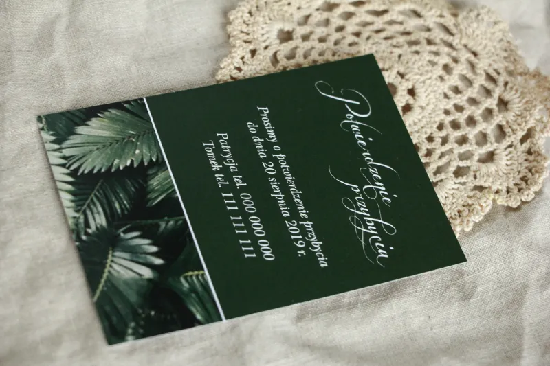 Bilecik do botanicznych zaproszeń ślubnych. Grafika z liśćmi bananowca