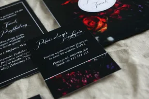 Czarny bilecik do kwiatowych zaproszeń ślubnych. Kolorystyka przełamana bordowymi i burgundowymi kwiatami piwonii i róż