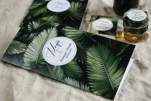 Menu weselne na stół - Botaniczny styl z grafiką z liśćmi bananowca