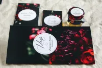 Eleganckie Menu Weselne Bordowe Kwiaty | Botanik Nr 5