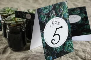Numery stolików weselnych w botanicznym stylu. Grafika z eukaliptusami