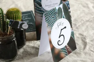 Numery stolików weselnych w botanicznym stylu. Grafika z kaktusem