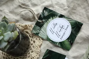 Zawieszki na butelki weselne w stylu botanicznym. Grafika z liśćmi bananowca.