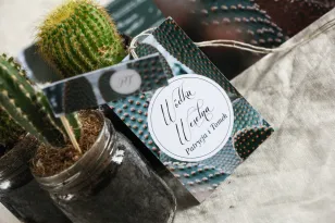 Zawieszki na butelki weselne w stylu botanicznym. Grafika z kaktusem