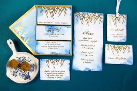 Złote Zaproszenia Ślubne, niebieski z owijką z papieru złotego lustrzanego wraz z dodatkami