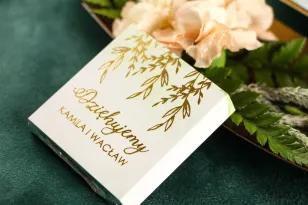 Dank der Hochzeitsgäste in Form von Milchschokolade, Deckblatt mit vergoldeten Inschriften, grüne Farbe